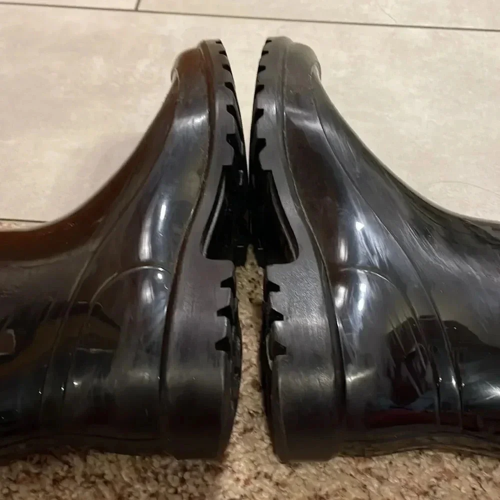 𝅺maxmara woman’s black shiny rain boots